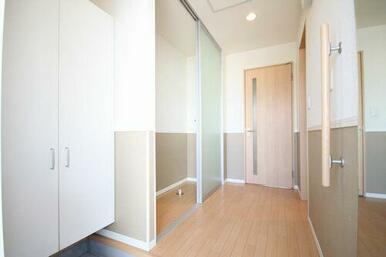 玄関　シューズボックス、姿見の設置がございます。