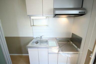 キッチン　上下に収納スペースがございます。