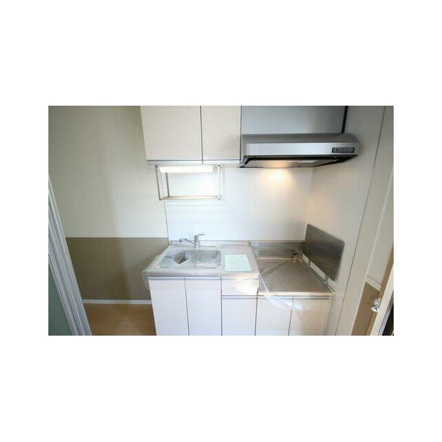 キッチン　上下に収納スペースがございます。