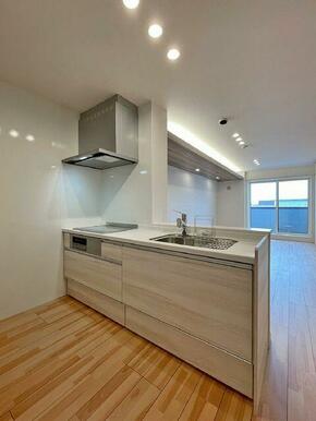 お手入れが簡単な３口のＩＨコンロのグリル付きシステムキッチンです。