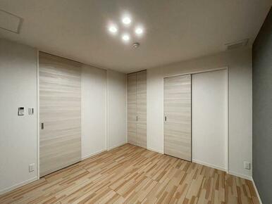 洋室７．０帖　天井まで高さのある収納棚と大きな荷物が収可能なウォークインクローゼット。