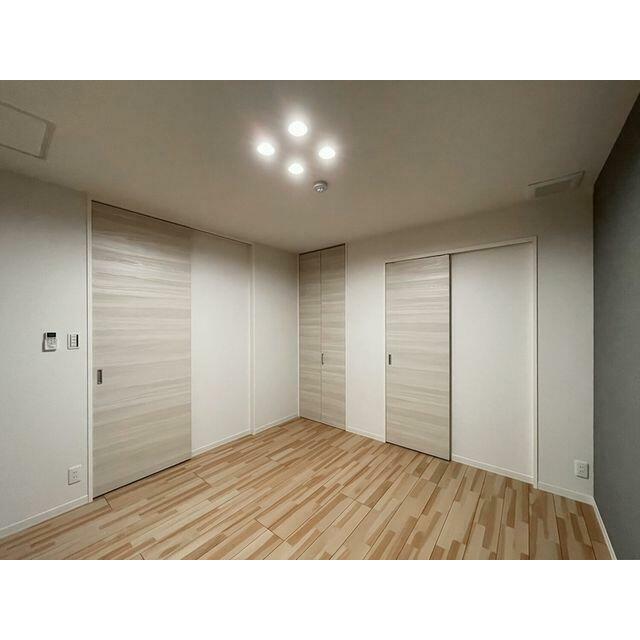 洋室７．０帖　天井まで高さのある収納棚と大きな荷物が収可能なウォークインクローゼット。