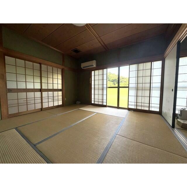 趣ある障子や畳が和の落ち着きを演出。続き間として広々と使うこともでき、来客時やご家族の団らんなど多彩なシーンで活躍します。