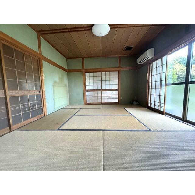 広々とした和室は、大きな掃き出し窓から自然光がたっぷり差し込む心地よい空間。エアコン付きで、一年を通して快適にお過ごしいただけます。