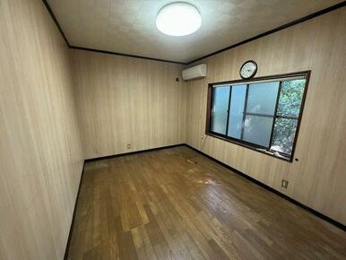 大きな窓から自然光が差し込む明るい洋室