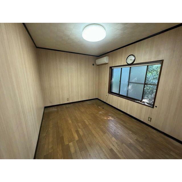大きな窓から自然光が差し込む明るい洋室