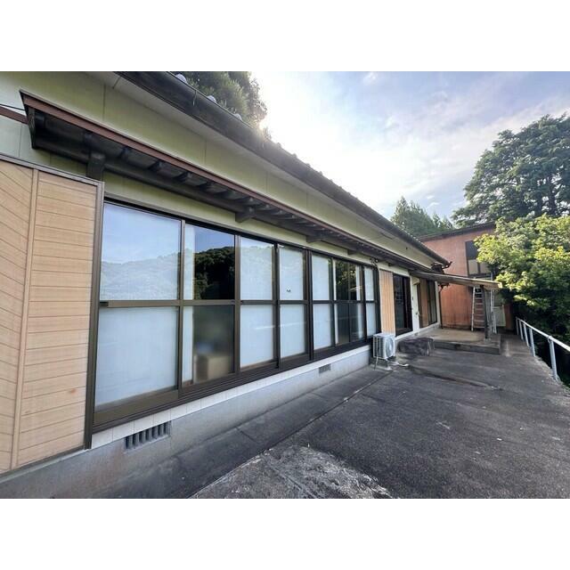 平屋ならではの暮らしやすい動線が魅力。広々とした敷地と開放感のある住まいで、ゆったりとした田舎暮らしを満喫できます。