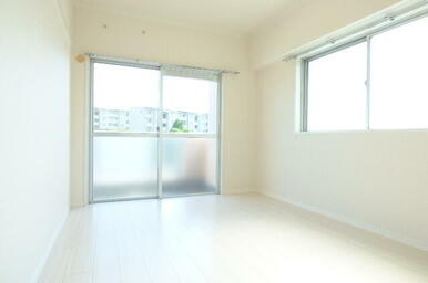 ★角部屋２面採光で明るい室内です★