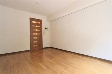 バルコニー側から見た室内♪