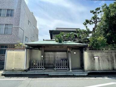 閑静な住宅街に溶け込む佇まい