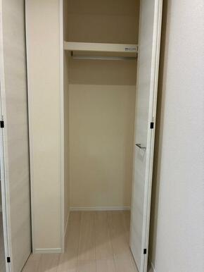 空間の使い方はいろいろ。服だけでなくさまざまなアイテムの収納にも◎（2号棟）