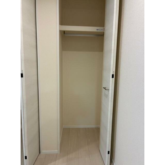 空間の使い方はいろいろ。服だけでなくさまざまなアイテムの収納にも◎（2号棟）