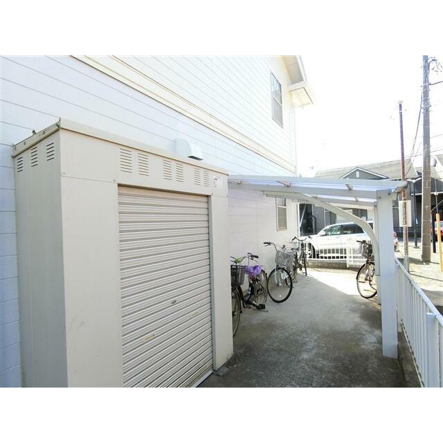 屋根付きの入居者専用スペース