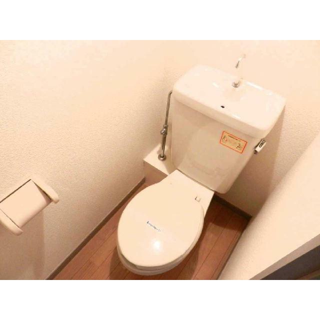温かみのある色調でリラックスできるトイレ