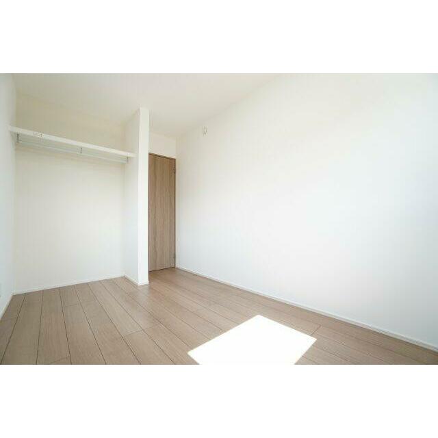 2階5帖洋室。配置するインテリア次第でお好きなお部屋の雰囲気に変えられます。