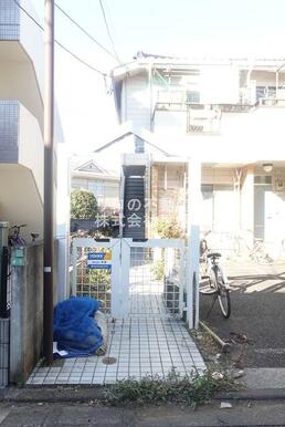 こちらから入ります