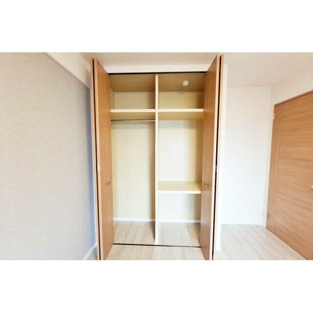 洋室1：クローゼット兼物入付き。