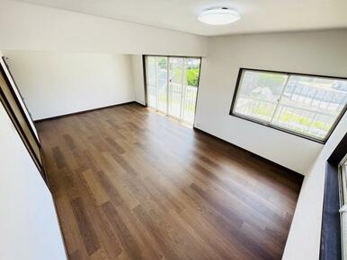 ２階 14帖洋室-3