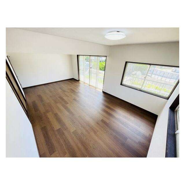 ２階 14帖洋室-3