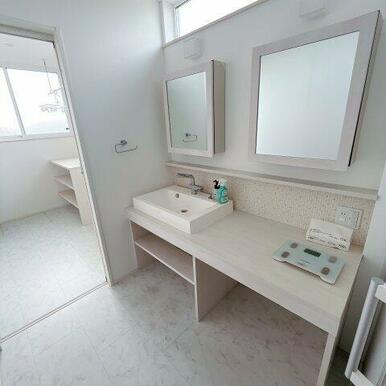 洗面台！鏡が２個あるので込み合う朝にも嬉しいですね！