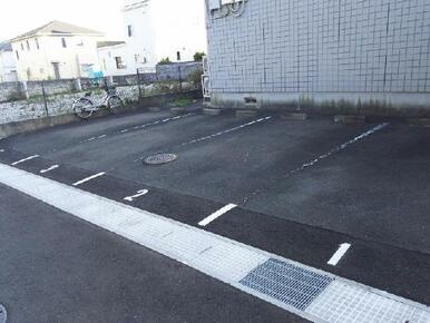 お車お持ちの方も安心な駐車場