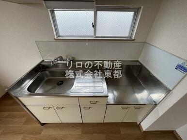 便利なガスコンロ設置可能なキッチンです♪収納もあります！