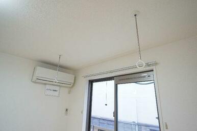 部屋干しに便利な室内物干し。
