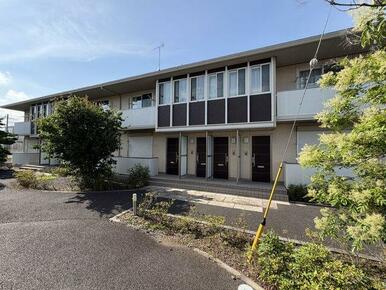 敷地内に緑樹の多い建物となっております。