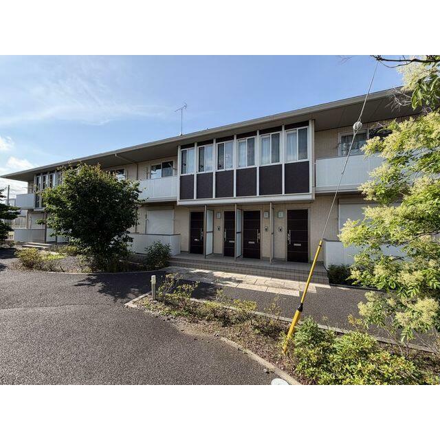 敷地内に緑樹の多い建物となっております。