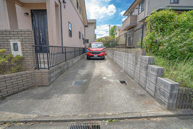 道路との高低差も少なく、駐車しやすいです。