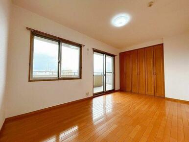 「北側洋室」約８．２帖のお部屋です。北側にもバルコニーがございます。