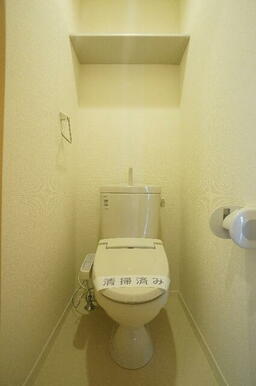 【トイレ】温水洗浄暖房便座。タオル掛けや収納棚も付いています。