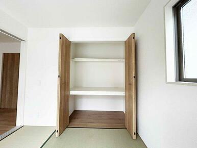 和室4.5帖の押入です。奥行きがある為、季節物を保管するのも良いですね。