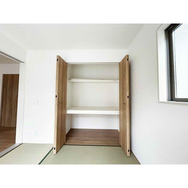 和室4.5帖の押入です。奥行きがある為、季節物を保管するのも良いですね。