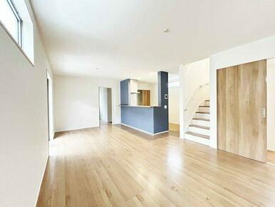 LDK18.0帖です。リビング階段があり、２階への移動もスムーズです。