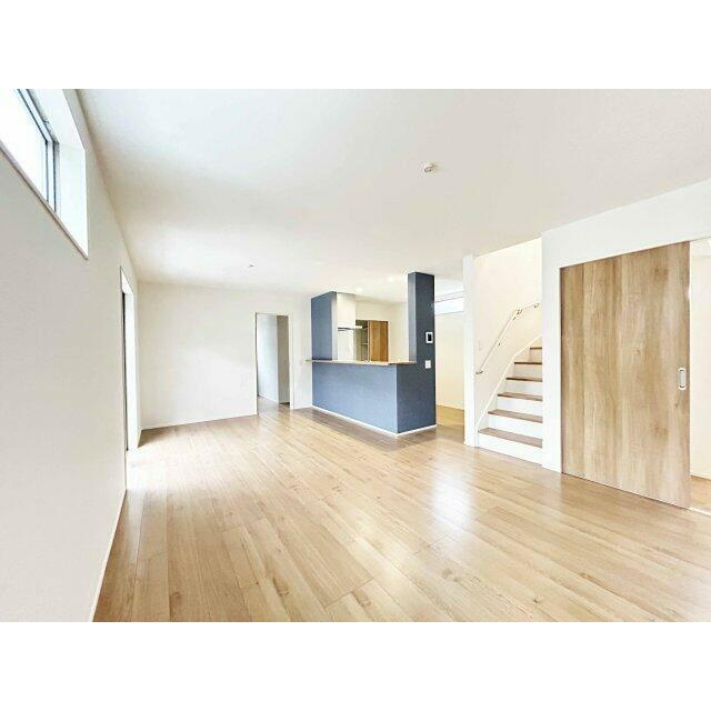 LDK18.0帖です。リビング階段があり、２階への移動もスムーズです。