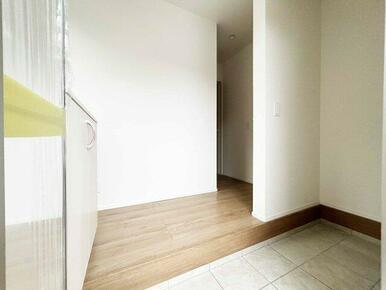 姿見付きのシューズボックス完備です。靴がスッキリ収納できます。