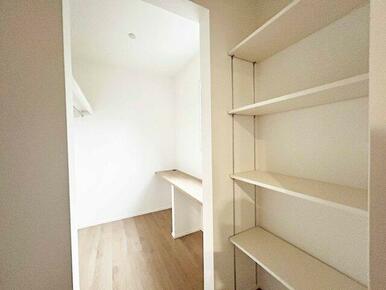 ファミリークロークです。家族全員分の衣類をまとめて収納できます。