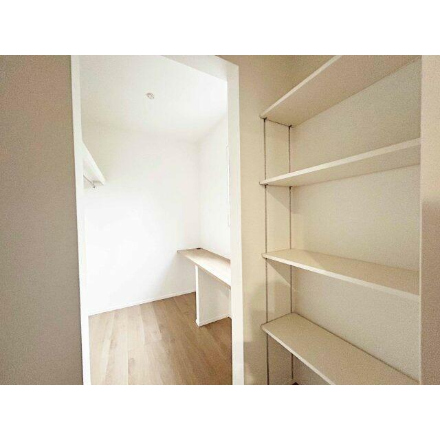 ファミリークロークです。家族全員分の衣類をまとめて収納できます。