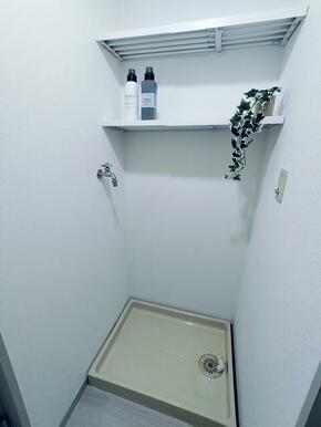 室内洗濯機置場。クロス貼替。洗剤の他、トイレットペーパー等も置ける棚を設置しました。