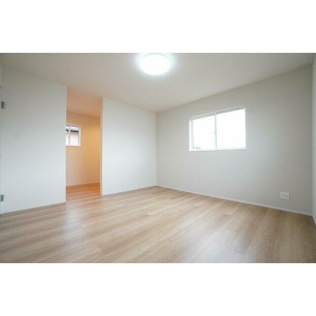 2階8帖洋室。ウォークインクローゼットがあるお部屋です。主寝室として使われることが多いです。