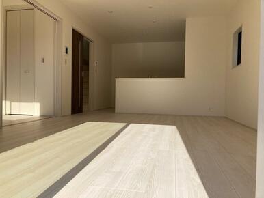 家具のデザインや配置でリビングの印象は大きく変わります。ぜひ自分の感性に合う空間を（2号棟）