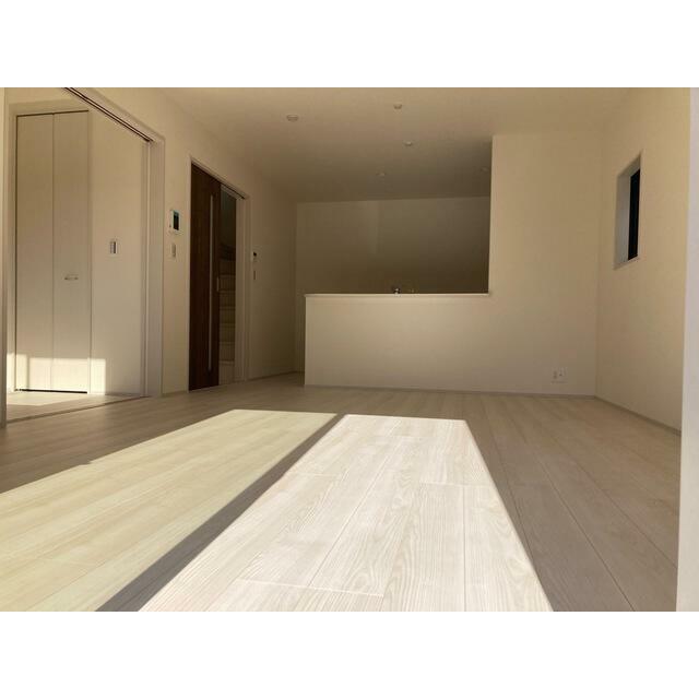 家具のデザインや配置でリビングの印象は大きく変わります。ぜひ自分の感性に合う空間を（2号棟）