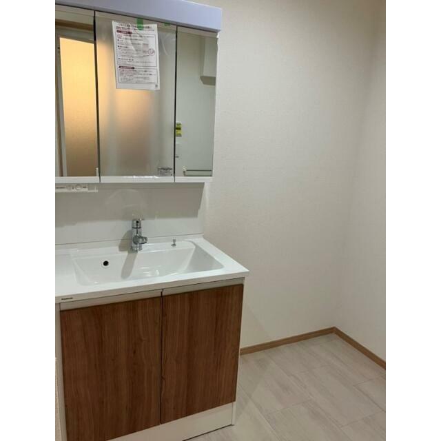 独立洗面所。広い空間で収納もおけます。