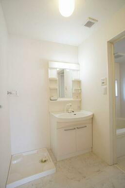 【洗面所】とても便利な洗髪洗面化粧台は今や必須アイテム！シンプルながらもまとまっていて使いやすく作…