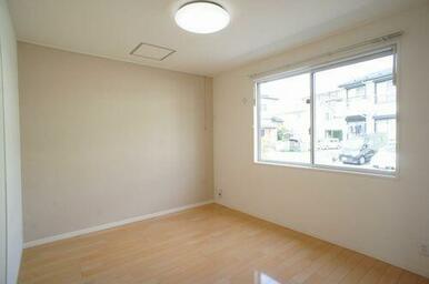 【洋室】大きな窓が付いていている洋室は、寝室や子供部屋など様々な用途にどうぞご利用ください。ＬＥＤ…