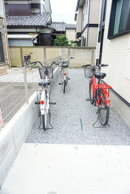 自転車置き場は敷地内に設備、お出かけの際にも便利です。