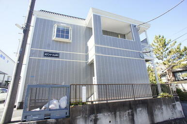 蓋つきのゴミ置き場あります。衛生的ですね♪