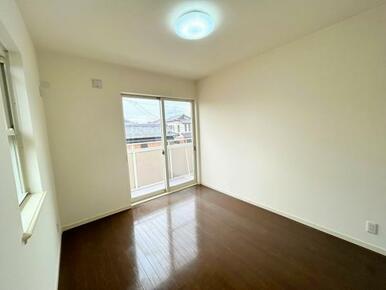 「2階南東側洋室」約5.7帖。南向きで日当たり良好です。