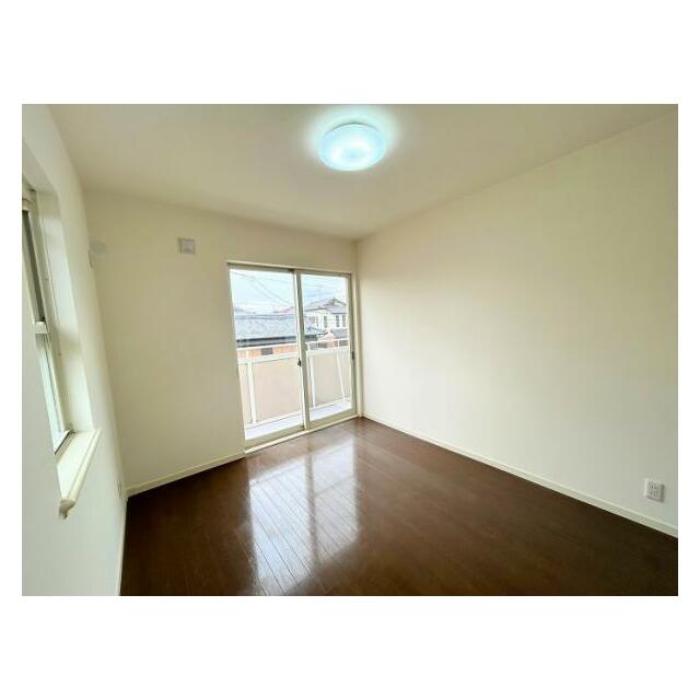 「2階南東側洋室」約5.7帖。南向きで日当たり良好です。